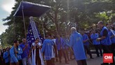 Pasukan pengaman kapel bergantian mengangkat patung Tuan Ma dengan Confreria. (CNN Indonesia/Adhi Wicaksono)