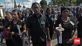 Peziarah mengenakan pakaian berwarna hitam sebagai tanda perkabungan pada Jumat Agung Semana Santa Larantuka kali ini. (CNN Indonesia/Adhi Wicaksono)