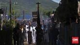 Confreria membuka jalan untuk arak-arakan Tuhan Meninu yang diikuti oleh ribuan peziarah pada prosesi Jumat Agung, Jumat, 25 Maret 2016. (CNN Indonesia/Adhi Wicaksono)