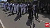 Confreria bersama ribuan umat Katolik mengiringi keberangkatan Patung Tuan Ma dan Tuan Ana menuju Gereja Katedral Larantuka untuk dipersatukan dengan Patung Bayi Yesus, Jumat, 25 Maret 2016. (CNN Indonesia/Adhi Wicaksono)