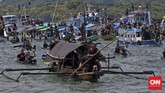 Perahu Tuhan Meninu diiringi sampan-sampan kecil yang menjadi penjaga perahu pembawa patung bayi Yesus, Jumat, 25 Maret 2016. (CNN Indonesia/Adhi Wicaksono)