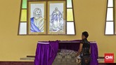 Terdapat beberapa benda pusaka peninggalan di Kapel Tuan Senhor, Wure, Adonara, NTT. Di antaranya patung Tuan Reinha (patung Bunda Maria), patung Tuhan Senhor (patung Tuhan Berdiri), patung Jenazah Yesus dalam Keranda, dan patung Limbrado. (CNN Indonesia/Adhi Wicaksono)