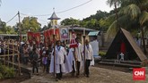 Prosesi penjemputan Salib Cruz Pecado dilaksanakan oleh Bapak-bapak Coveria, Ibu-Ibu Santa Ana dan para umat Katolik pada Kamis (23/3). (CNN Indonesia/Adhi Wicaksono)