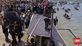 Patung bayi Yesus atau Tuan Meninu dibawa ke dalam perahu khusus yang hanya digunakan satu tahun sekali yakni pada saat Semana Santa, Jumat, 25 Maret 2016. (CNN Indonesia/Adhi Wicaksono)