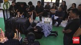 Umat Katolik mencium patung bayi Yesus di Kapela Tuan Meninu pada Jumat Agung sebelum upacara Persisan Anta Tuan, Jumat, 25 Maret 2016. (CNN Indonesia/Adhi Wicaksono)
