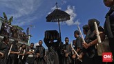 Umat Katolik mengiringi patung bayi Yesus setelah diiturunkan dari perahu menuju Gereja Katedral Larantuka, Jumat, 25 Maret 2016. (CNN Indonesia/Adhi Wicaksono)