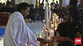 Confreria mendatangi peziarah yang menunggu giliran untuk mencium Tuhan Ma (CNN Indonesia/Adhi Wicaksono)
