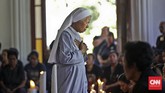 Seorang biarawati menuju pintu kapela usai mencium Tuhan Ma. Antrean peziarah untuk upacara ini terjadi hingga malam hari pada Kamis Putih. (CNN Indonesia/Adhi Wicaksono)
