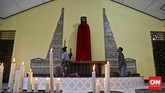 Peziarah berdoa di depan Patung Tuhan berdiri di Kapel Tuan Senhor, Wure, Adonara, NTT, Kamis (23/3). Dipisahkan oleh Selat Gonzalu, Desa Wure menjadi tujuan wisata religi bagi peziarah Semana Santa setelah Kota Larantuka. (CNN Indonesia/Adhi Wicaksono)