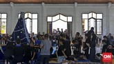 Peziarah berdiri menunggu giliran untuk mendapat kesempatan mencium Tuhan Ma di dalam kapela. (CNN Indonesia/Adhi Wicaksono)