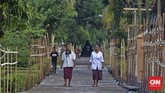 Peziarah menuju Kapel Tuan Senhor untuk beribadah, Wure, Adonara, NTT, Kamis (23/3). (CNN Indonesia/Adhi Wicaksono)