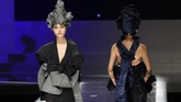 China Fashion Week digelar di Beijing, pada Jumat (25/3), menampilkan kreasi sederet desainer busana. Beberapa di antaranya dianugerahi Hempel Award di segmen China International Young Fashion Designers Contest ke-24. (REUTERS/Kim Kyung-Hoon)