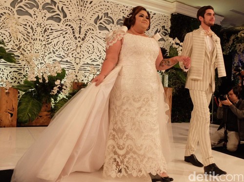 Ivan Gunawan Tampilkan Model Berbobot 120 Kg di Fashion Ivan Gunawan Tampilkan Model Berbobot 120 Kg di Fashion