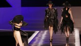 Mata model mengintip dari balik aksesori kepala berupa fedora yang