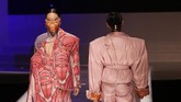 Lukisan otot tubuh manusia pada jaket ini terlihat menarik kala diperagakan model di atas runway. Terlebih potongan asimetris jaketnya juga tak biasa, terutama detai di bagian dada dan punggung. (REUTERS/Kim Kyung-Hoo)