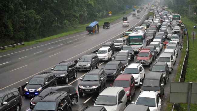 Akibat Gerbang Tol  Karawang  Tol  Jakarta Cikampek Macet  Parah