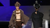 China Fashion Week menghadirkan kembali tren busana unfinished yang sempat menggairahkan ranah fesyen pada awal 2000. Keliman kasar dan robekan kain di sana-sini malah menjadi daya tarik tersendiri. (REUTERS/Kim Kyung-Hoon)