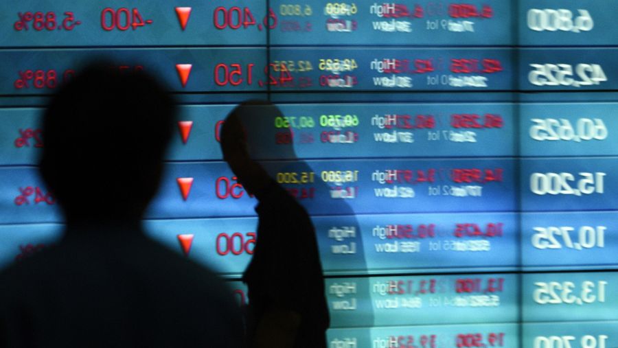Seorang karyawan beraktivitas di depan layar pergerakan Indeks Harga Saham Gabungan (IHSG) di Bursa Efek Indonesia, Jakarta, Senin (28/3). IHSG pada perdagangan Senin (28/3) ditutup melemah 53,4 poin atau 1,11 persen ke level 4.773,6. ANTARA FOTO/Sigid Kurniawan/kye/16.