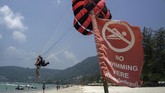 Aktivitas pantai lain seperti parasailing menjadi incaran wisatawan. Hanya saja awan hitam mungkin menyelimuti kekayaan pariwisata di negara ini. Tahun ini Thailand memasang target untuk menjaring 32 juta turis. (REUTERS/Athit Perawongmetha).