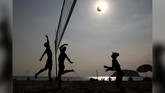 Salah satu hal yang menarik dilakukan bersama keluarga dan teman saat berada di pantai adalah bermain voli pantai. Aktivitas ini sangat populer di kalangan wisatawan sambil menunggu matahari terbenam. (REUTERS/Athit Perawongmetha).