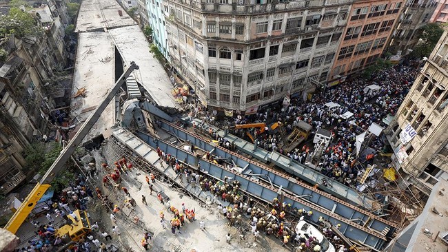 Image result for Jembatan Layang di India Ambruk, 18 Orang Tewas