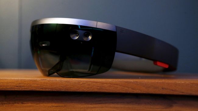 Microsoft Mulai Jual Headset HoloLens