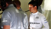Rio tentu saja berkomunikasi dengan para mekaniknya untuk menentukan strategi yang paling pas menghadapi cuaca gurun. (Dok.Manor Grand Prix Racing Ltd)