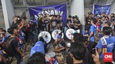 Menpora Imam Nahrawi menyatakan kehadiran Aremania dan juga Bobotoh Persib di SUGBK akan menjadi sejarah baru dalam sepak bola nasional. Tentu saja asal tak ada pelanggaran hukum yang dilakukan oknum-oknum suporter. (CNN Indonesia/Adhi Wicaksono)