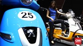 Seorang sales promotion girl berpose di kendaraan motor skuter pada perhelatan Indonesia International Motor Show (IIM) 2016 di JIE Kemayoran, Jakarta, Kamis, 7 April 2016.
