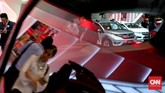 Pengunjung melihat display mobil pada perhelatan Indonesia International Motor Show (IIM) 2016 di JIE Kemayoran, Jakarta, Kamis, 7 April 2016.