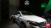 Karyawan membersihkan display mobil Mercedes Benz pada perhelatan Indonesia International Motor Show (IIM) 2016 di JIE Kemayoran, Jakarta, Kamis, 7 April 2016.