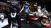 Sales promotion girl berpose di samping kendaraan skuter pada perhelatan Indonesia International Motor Show (IIM) 2016 di JIE Kemayoran, Jakarta, Kamis, 7 April 2016.