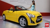 Sales promotion girl berpose di depan mobil coper Daihatsu pada perhelatan Indonesia International Motor Show (IIM) 2016 di JIE Kemayoran, Jakarta, Kamis, 7 April 2016.