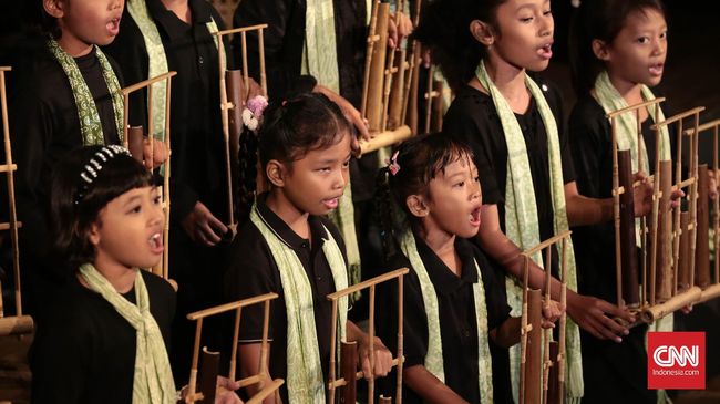 Jasa Daeng Soetigna Bikin Angklung Naik Kelas