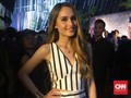 Cinta Laura Gandeng Aktor 'Teen Wolf' di Emmy Awards 2017