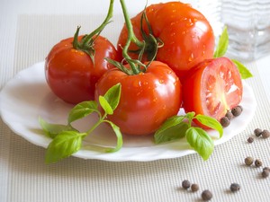Tomat Itu Buah atau Sayur? Ini Fakta Menurut Sains