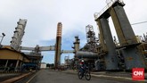 Petugas bersepeda melintasi pipa area Crude Distillation Unit (CDU IV) unit pengelohan (Refinery Unit) V Balikpapan, Kalimantan Timur.