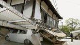 Gempa susulan yang diperkirakan akan berlangsung selama beberapa hari ke depan dikhawatirkan akan semakin banyak memicu kerusakan bangunan. (Reuters/Kyodo)