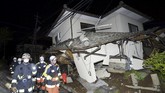 Korban tewas dan terluka kebanyakan akibat tertimpa rumah yang ambruk. Namun ada juga korban yang tewas akibat terjebak dalam kebakaran karena gempa. (Kyodo/Reuters)