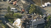 Sedikitnya sembilan orang tewas dan 860 lainnya terluka setelah gempa 6,4 skala richter mengguncang Jepang pada Kamis (14/4). Gempa tidak sampai memicu peringatan tsunami. (Reuters/Kyodo)