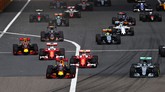 Insiden pertama terjadi di tikungan pertama ketika Kvyat (paling kiri) coba menyalip duo Ferrari. Untuk mengamankan diri, Sebastian Vettel membanting stir ke kiri namun menabrak rekan setimnya sendiri, Kimi Raikkonen. (Clive Mason/Getty Images)