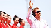 Nico Rosberg yang menjadi juara di dua seri balapan pertama, melangkahkan kakinya dengan santai karena ia mengantongi posisi pole di GP China. (Mark Thompson/Getty Images)