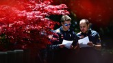 Pebalap Red Bull Daniil Kvyat berbincang dengan rekan setimnya sebelum balapan. Red Bull sendiri memulai balapan dengan bagus dengan Daniel Ricciardo juga berada di grid kedua. (Dan Istitene/Getty Images)
