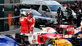 Vettel langsung mendatangi Raikkonen setelah balapan. Vettel sendiri menyalahkan Kvyat yang melaju terlalu kencang atas insidennya dengan Raikkonen. (Mark Thompson/Getty Images)