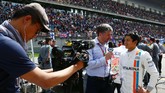 Rio sempat diwawancarai Sky Sports soal Lewis Hamilton yang memulai balapan di belakangnya. Rio menjawab ia hanya akan fokus pada pekerjaannya. (Dok. Manor Grand Prix Racing Ltd)