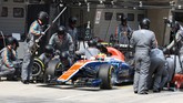 Pada seri ketiga yang berlangsung di Sirkuit Internasional Shanghai, China, 17 April, Rio Haryanto finis di posisi ke-21 di depan pebalap Renault Jolyon Palmer. (Manor Grand Prix Racing Ltd)