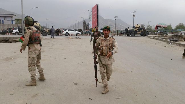 Kala Tentara Afghanistan dan Taliban Berpelukan demi Lebaran