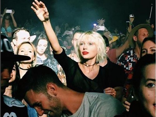 Tatapan Cinta Taylor Swift Saat Nonton Calvin Harris Manggung di Coachella Tatapan Cinta Taylor Swift Saat Nonton Calvin Harris Manggung di Coachella