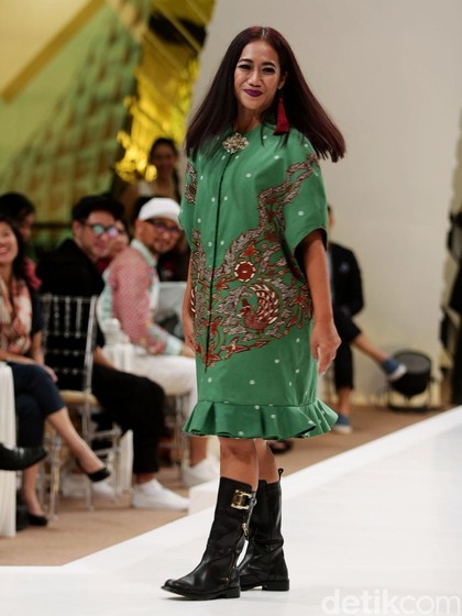 Foto Gaya Eksentrik Nia Dinata Padukan Dress Batik Dengan Boots