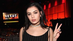 Charli XCX Sindir Green Day Soal Headliner di Coachella?